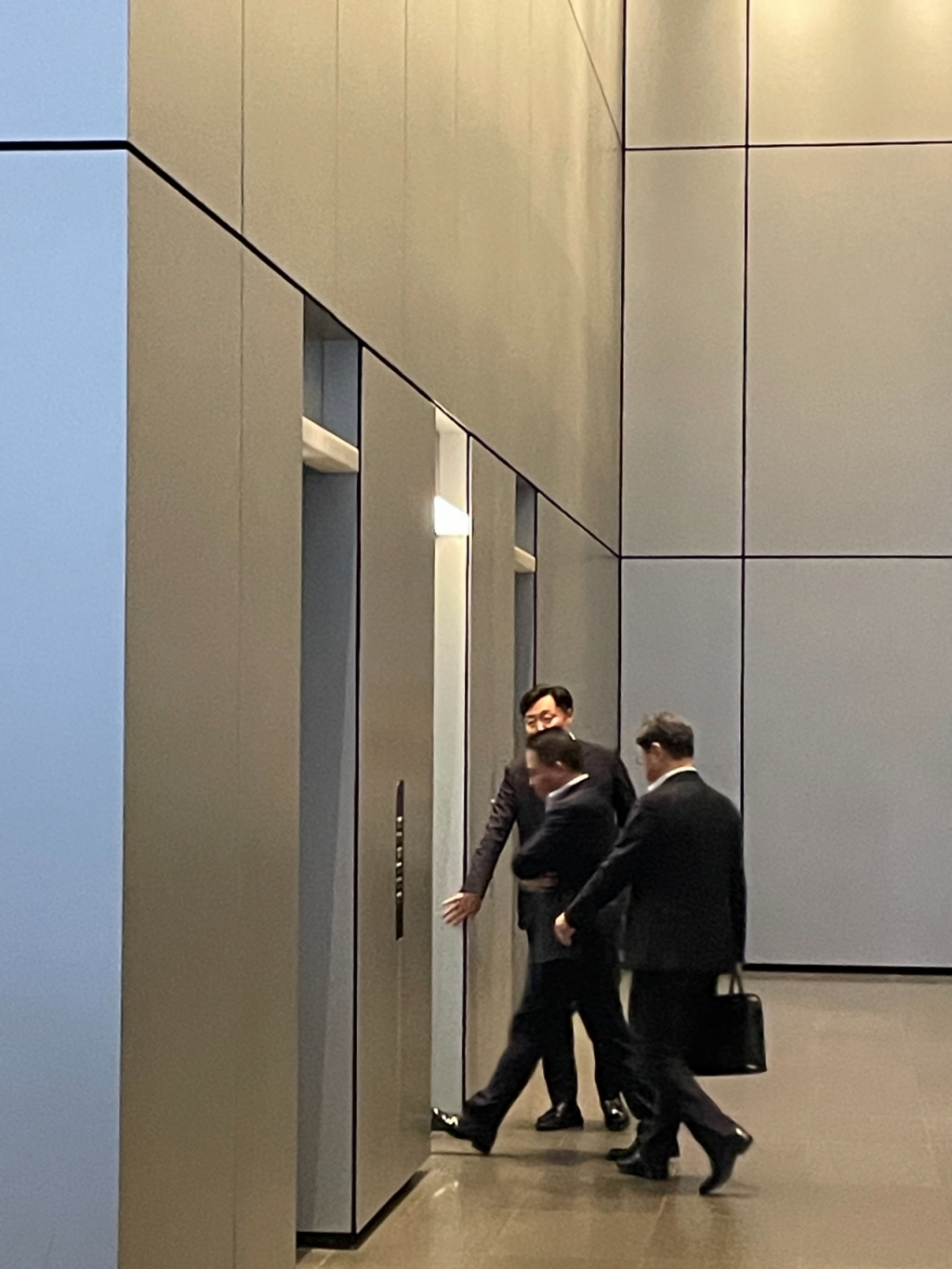 최윤호 삼성 SDI 사장(가운데)이 메리 바라 GM 회장과 미팅을 마친 후 사무실로 복귀하는 모습/사진=한지연기자