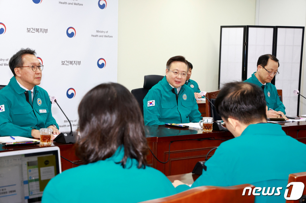 (서울=뉴스1) = 조규홍 보건복지부 장관이 6일 보건복지부 내 의사 집단행동 중앙사고수습본부를 즉각 운영, 긴급 회의를 통해 의사 집단행동에 대한 대응방안을 논의하고 있다. 대한의사협회는 이날 정부의 의대정원 증원 발표에 따라 즉각적인 총파업에 돌입하겠다고 주장했다. (보건복지부 제공) 2024.2.6/뉴스1  Copyright © 뉴스1. All rights reserved. 무단 전재 및 재배포,  AI학습 이용 금지.