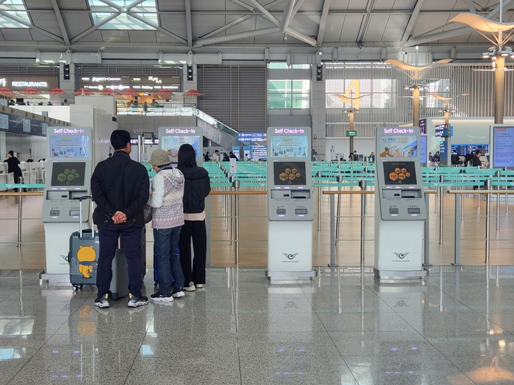 몰린 인파를 걱정해 여행객들은 저마다 대기 시간을 줄이려 노력했다. 모바일이나 셀프 체크인 기계를 사용할 경우 10~15분만에 탑승 수속을 마칠 수 있었다./사진=최지은 기자