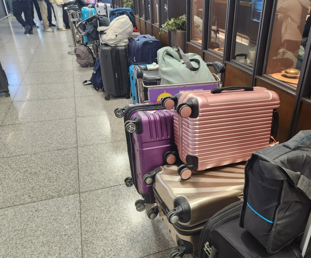 8일 인천국제공항 제1여객터미널 식당가 앞에 여행객들이 놓아둔 캐리어가 열을 맞춰 정리돼 있었다. 공항 내 식당은 빈자리가 없을 정도로 붐볐다./사진=최지은 기자