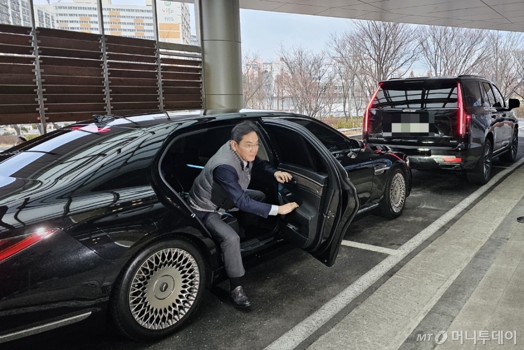 지난 6일 이재용 삼성전자 회장이 김포항공비즈니스센터(SGBAC)를 통해 중동, 동남아 출장을 떠나고 있다. 이 회장의 도착 20여분 후 메리 바라 제너럴모터스(GM) 회장은 바로 앞 주차된 캐딜락 에스컬레이드 차량에 탑승해 공항을 떠났다. / 사진 = 오진영 기자