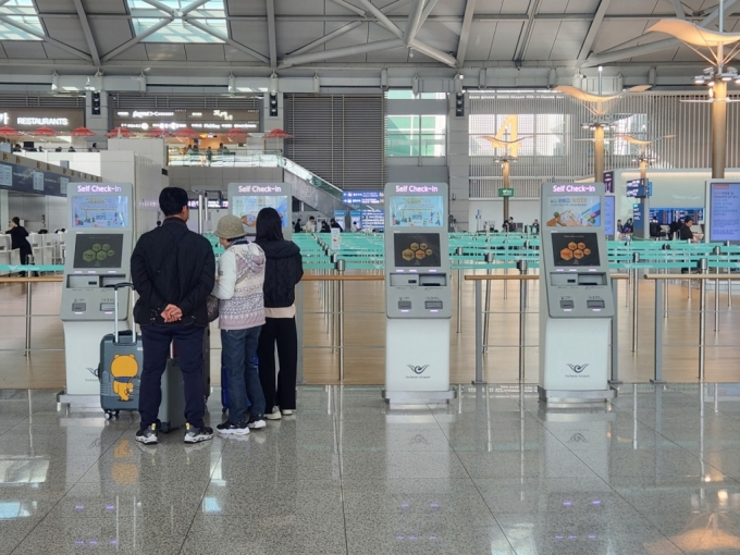 몰린 인파를 걱정해 여행객들은 저마다 대기 시간을 줄이려 노력했다. 모바일이나 셀프 체크인 기계를 사용할 경우 10~15분만에 탑승 수속을 마칠 수 있었다./사진=최지은 기자