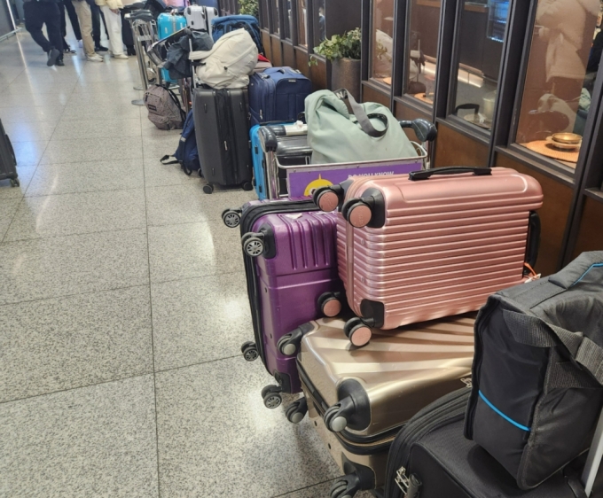 지난 8일 인천국제공항 제1여객터미널 식당가 앞에 여행객들이 놓아둔 캐리어가 열을 맞춰 정리돼 있었다. 공항 내 식당은 빈자리가 없을 정도로 붐볐다./사진=최지은 기자