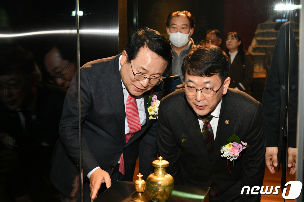 (서울=뉴스1) = 최응천 문화재청장(오른쪽)이 1일 오후 전라북도 익산시에 위치한 국립익산박물관을 방문해 정헌율 익산시장과 함께 국보로 신규 지정된 익산 미륵사지 서탑 출토 사리장엄구를 살펴보고 있다. (문화재청 제공) 2023.2.1/뉴스1 Copyright © 뉴스1. All rights reserved. 무단 전재 및 재배포 금지.