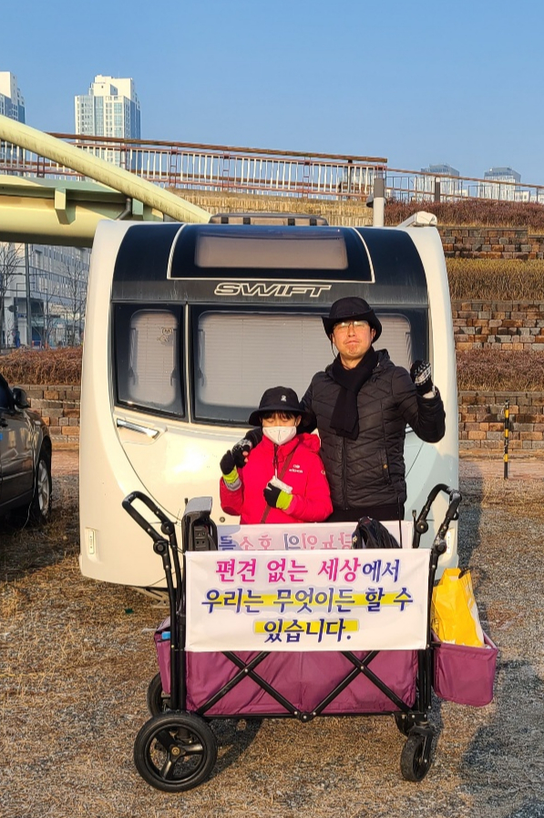 행진 둘째 날인 8일 오전, 박 씨 부녀가 충북 식약처로 출발하기 전 모습. /사진=한국제1형당뇨병환우회