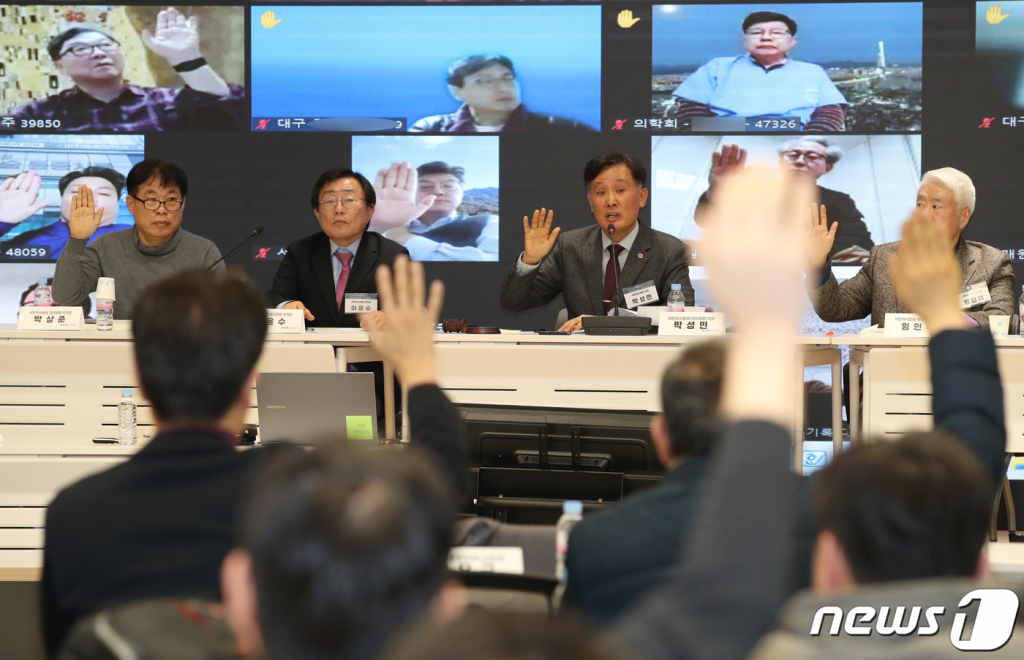 (서울=뉴스1) 이광호 기자 = 박성민 의협 대의원회 의장이 7일 오후 서울 용산구 대한의사협회에서 열린 2024년도 긴급 임시대의원총회에서 의대 증원 저지를 위한 비상대책위원회 설치의 건에 대한 표결을 진행하고 있다. 2024.2.7/뉴스1  Copyright © 뉴스1. All rights reserved. 무단 전재 및 재배포,  AI학습 이용 금지.