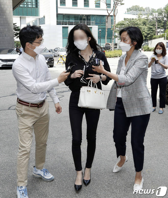 마약투약 혐의를 받는 그룹 아이콘(iKON)의 전 멤버 비아이(24·김한빈) 관련 권익위 공익신고자 한서희씨가 서울 서초구 중앙지방검찰청에서 검찰 조사에 응하기 전 취재진 질의에 답하고 있다. 2020.6.23/뉴스1