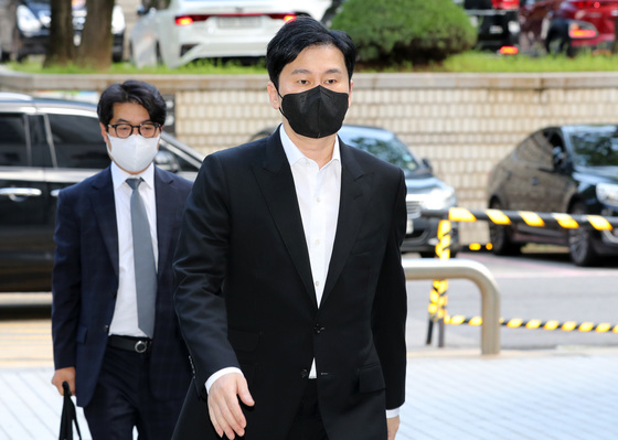 (서울=뉴스1) 구윤성 기자 = 양현석 전 YG엔터테인먼트 총괄프로듀서(대표)가 25일 오전 서울 서초구 서울중앙지방법원에서 열린 '비아이 마약 수사 무마' 등 특정범죄 가중처벌 등에 관한 법률 위반(보복협박)에 대한 8차 공판에 출석하고 있다. 2022.7.25/뉴스1  