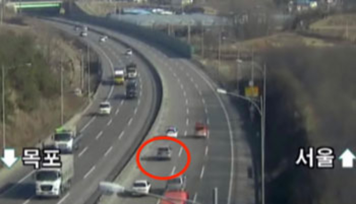 성씨가 모는 SUV(원 안) 차량이 범행 직후 서해안고속도로에서 경찰과 추격전을 벌이고 있다. /사진= 도로공사 영상 갈무