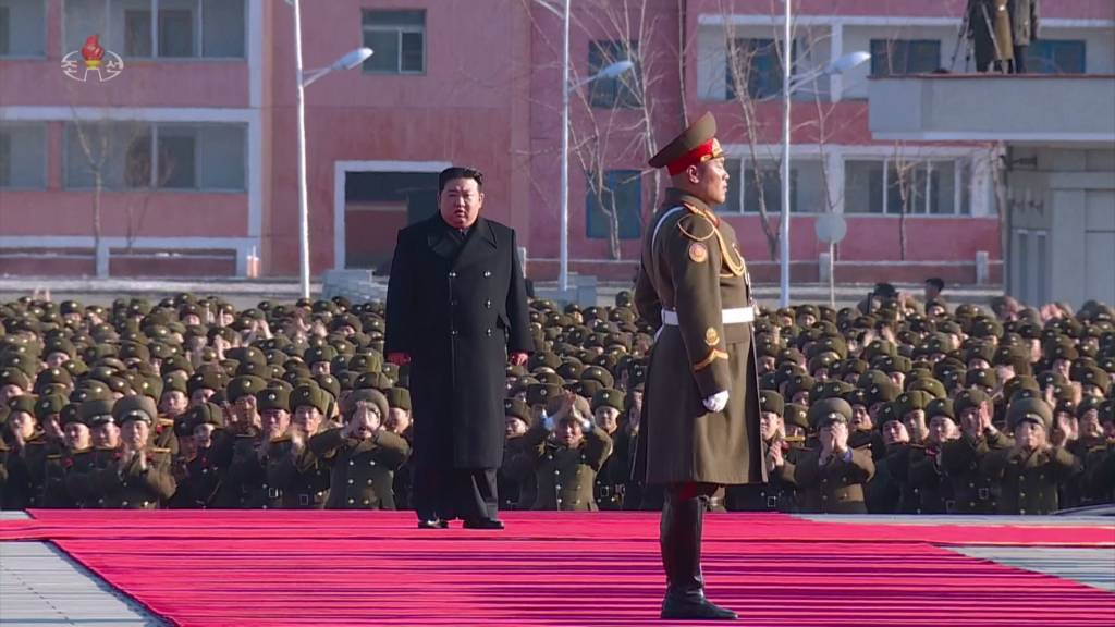 [서울=뉴시스] 김정은 북한 국무위원장이 딸 주애와 지난 8일 조선인민군 창건(건군절) 76주년을 맞아 국방성을 축하 방문했다고 북한 조선중앙TV가 9일 보도했다. (사진=조선중앙TV 캡처) 2024.02.09. *재판매 및 DB 금지