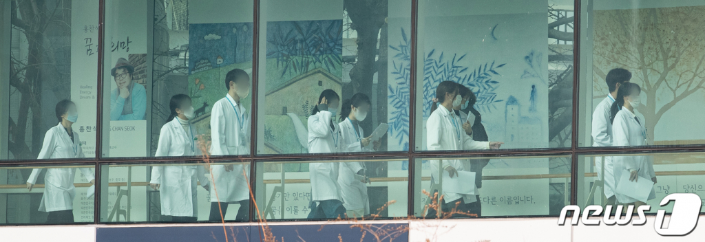 (서울=뉴스1) 유승관 기자 = 13일 서울의 한 대형 종합병원에서 의료진이 발걸음을 옮기고 있다.   정부의 의대 증원에 반발하고 있는 대한전공의협의회는 전날밤 진행한 온라인 임시대의원총회에서 박단 회장을 제외한 나머지 집행부가 모두 사퇴, 비상대책위원회 체제로 전환하기로 했으며 파업 돌입 여부와 방식 등을 논의 했지만 결론을 내지못한 것으로 알려졌다. 2024.2.13/뉴스1  Copyright © 뉴스1. All rights reserved. 무단 전재 및 재배포,  AI학습 이용 금지.