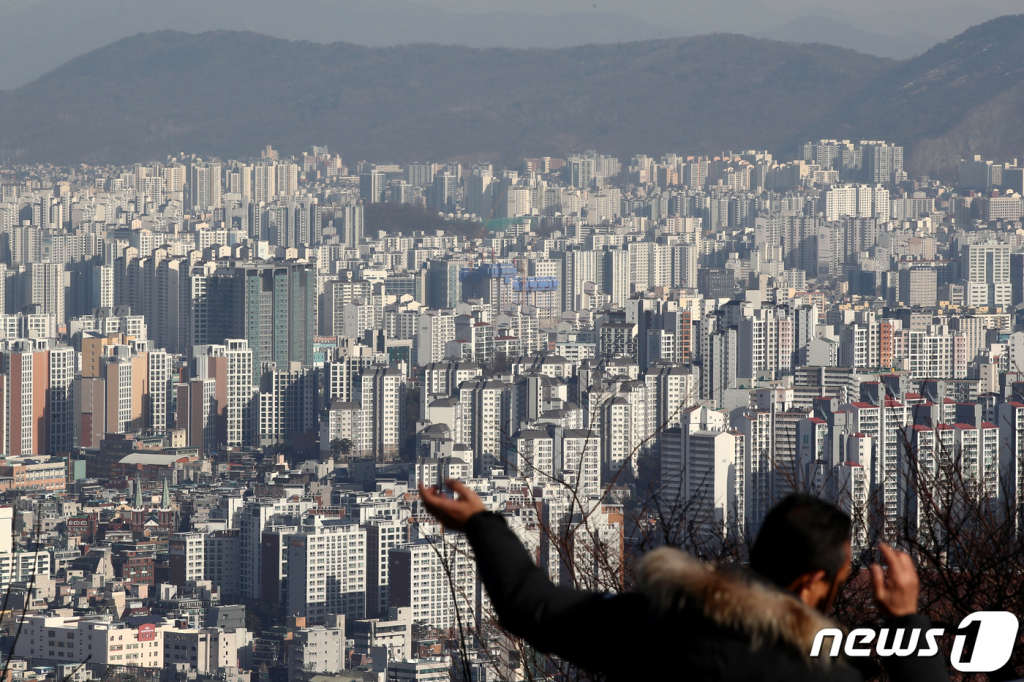 (서울=뉴스1) 이광호 기자 = 부동산 시장 침체가 이어지고 있는 16일 서울 남산에서 바라본 아파트 단지 모습. 이날 부동산R114에 따르면 지난 12일 기준 서울 아파트 매매가격은 전주 대비 0.01% 하락했다. 이는 2주 연속 떨어진 것으로 같은 기간 서울 재건축 아파트 매맷값은 별다른 움직임이 없었으나, 일반 아파트 매매가격은 0.01% 하락했다. 2024.1.16/뉴스1 Copyright © 뉴스1. All rights reserved. 무단 전재 및 재배포, AI학습 이용 금지.