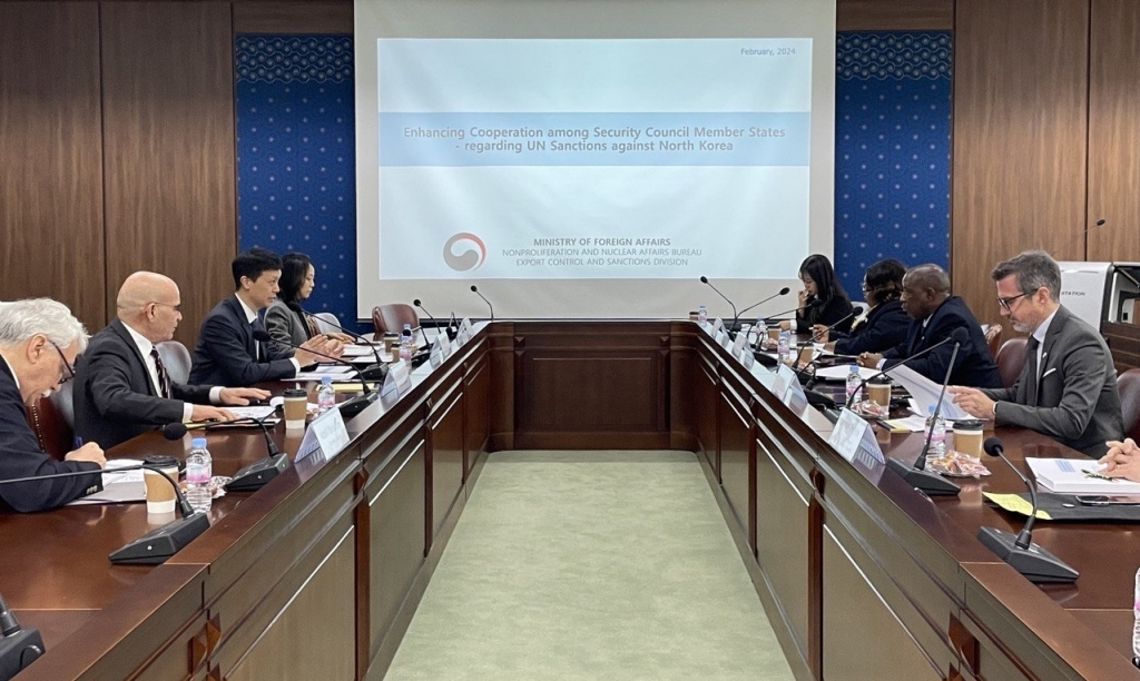 윤종권 외교부 원자력비확산외교기획관(좌측 3번째)이 14일 오전 유엔 안보리 비상임이사국인 시에라리온, 알제리, 슬로베니아 주한대사를 초청해 '유엔 대북제재 간담회'를 개최하는 모습. / 사진=외교부