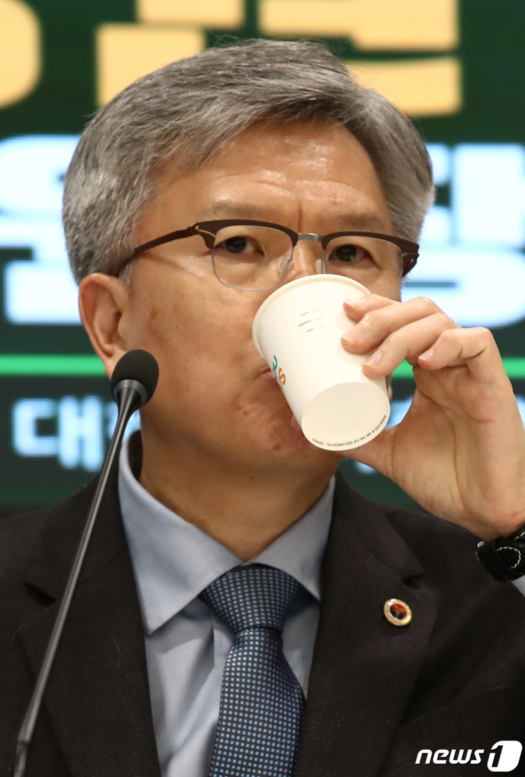 (서울=뉴스1) 이광호 기자 = 김택우 대한의사협회 비상대책위원장이 14일 오후 서울 용산구 대한의사협회에서 가진 정부의 의대정원 증원 저지를 위한 기자회견에서 물을 마시고 있다.   의협은 지난 9일 정부의 의대정원 증원 반대 투쟁을 이끌 비대위원장으로 김택우 강원도의사회장을 선출했다. 2024.2.14/뉴스1  Copyright © 뉴스1. All rights reserved. 무단 전재 및 재배포,  AI학습 이용 금지.