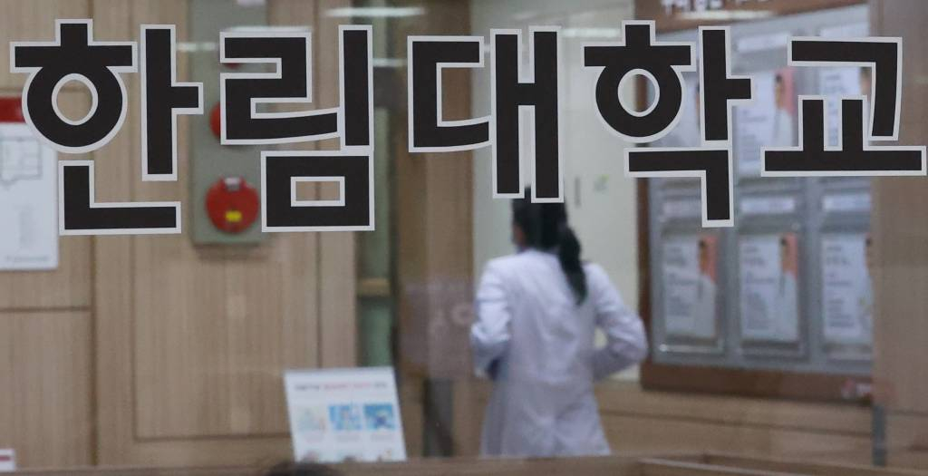 [서울=뉴시스] 최진석 기자 = 한림대학교 의대 본과 4학년 학생들이 만장일치로 1년의 휴학을 의결한 15일 서울 영등포구 한림대학교 한강성심병원에서 의료진이 이동하고 있다. 한편 전국 40개 의대 학생 대표들로 구성된 대한의과대학·의학전문대학원학생협회(의대협)는 이날 SNS에 성명서를 올려 "'나는 본교의 대표로서, 단체행동 추진 필요성에 찬성하며 이를 주도해나갈 의지가 있다'는 안건이 40개 단위 대표의 만장일치로 가결됐다"고 밝혔다. 2024.02.15.