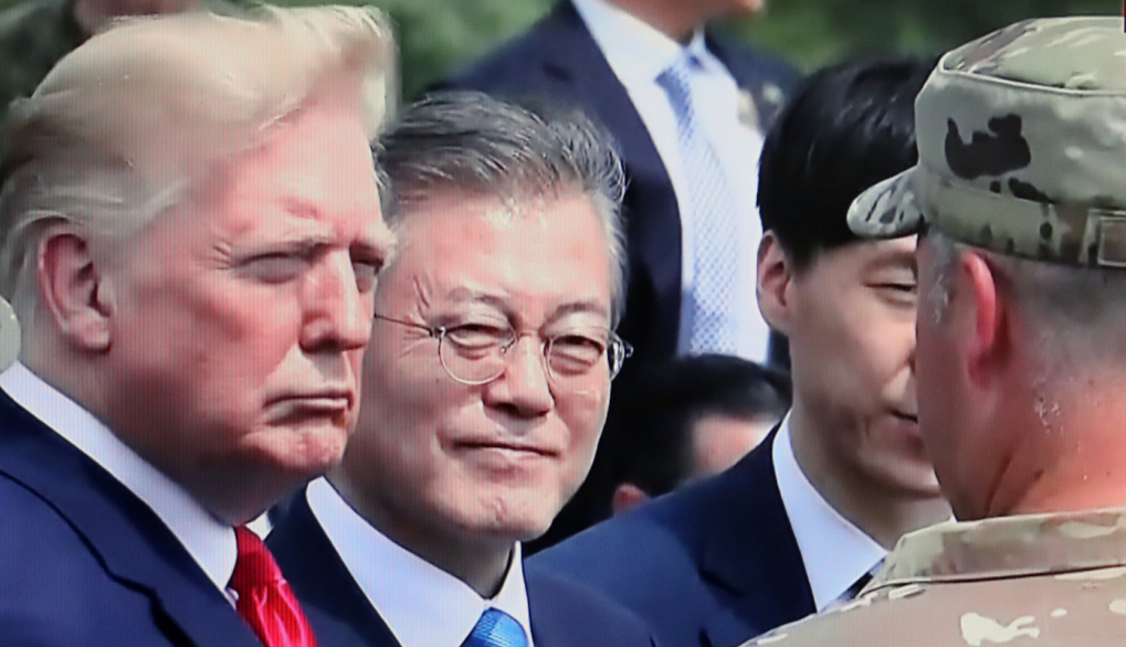 외교부가 최근 미국 공화당 집권을 대비한 태스크포스(TF)를 발족했다. 사진은 문재인 대통령과 도널드 트럼프 미국 대통령이 2019년 6월 판문점 공동경비구역을 방문해 오울렛 초소에서 미2사단장으로부터 브리핑을 듣고 있는 모습. / 사진=뉴스1