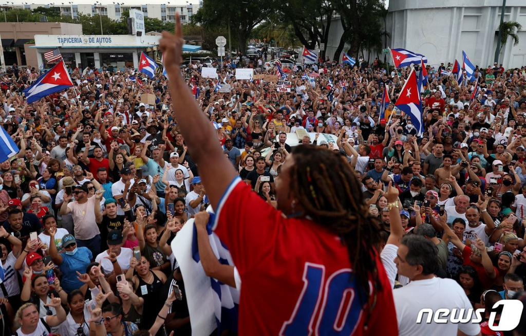 (아바나 AFP=뉴스1) 우동명 기자 = 가수 요투엘 로메로가 11일(현지시간) 공산국가인 쿠바의 아바나에서 거리로 몰려 나와 "독재 타도" "자유를 원한다"를 외치며 미겔 디아스카넬 대통령에 항의하는 반정부 시위대 앞에서 연설을 하고 있다.   © AFP=뉴스1  