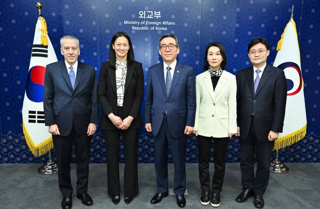 조태열 외교부 장관(가운데)이 15일 오전 줄리 터너 미국 국무부 북한인권특사(왼쪽 2번째)와 만나 북한 인권증진 등을 위한 협력 방안을 논의하고 기념사진을 촬영하고 있는 모습. / 사진=외교부