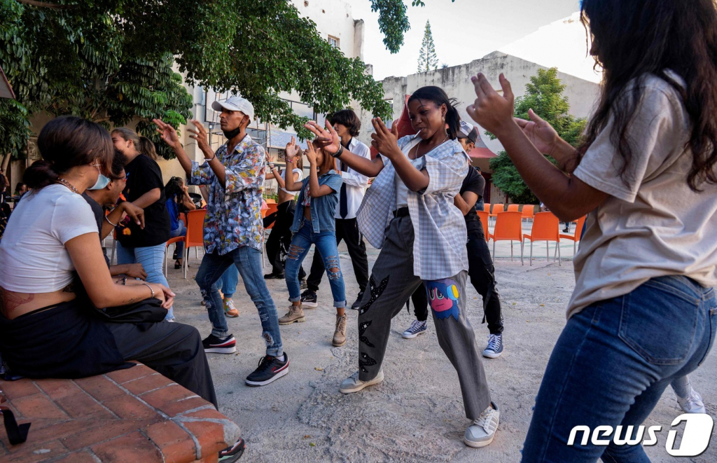 (하바나 AFP=뉴스1) 정지윤 기자 = 쿠바 하바나의 산 판 콘 광장에서 청년들이 K-pop 노래에 맞춰 춤을 추고 있다. 2023.11.03  ⓒ AFP=뉴스1  Copyright © 뉴스1. All rights reserved. 무단 전재 및 재배포,  AI학습 이용 금지.