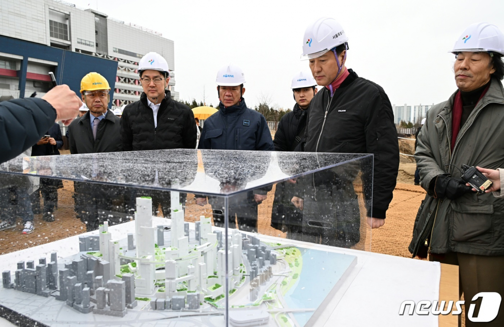 (서울=뉴스1) = 오세훈 서울시장이 5일 서울 용산정비창 부지를 찾아 용산국제업무지구 개발 관련 설명을 듣고 있다. (서울시 제공) 2024.2.5/뉴스1  Copyright © 뉴스1. All rights reserved. 무단 전재 및 재배포,  AI학습 이용 금지.