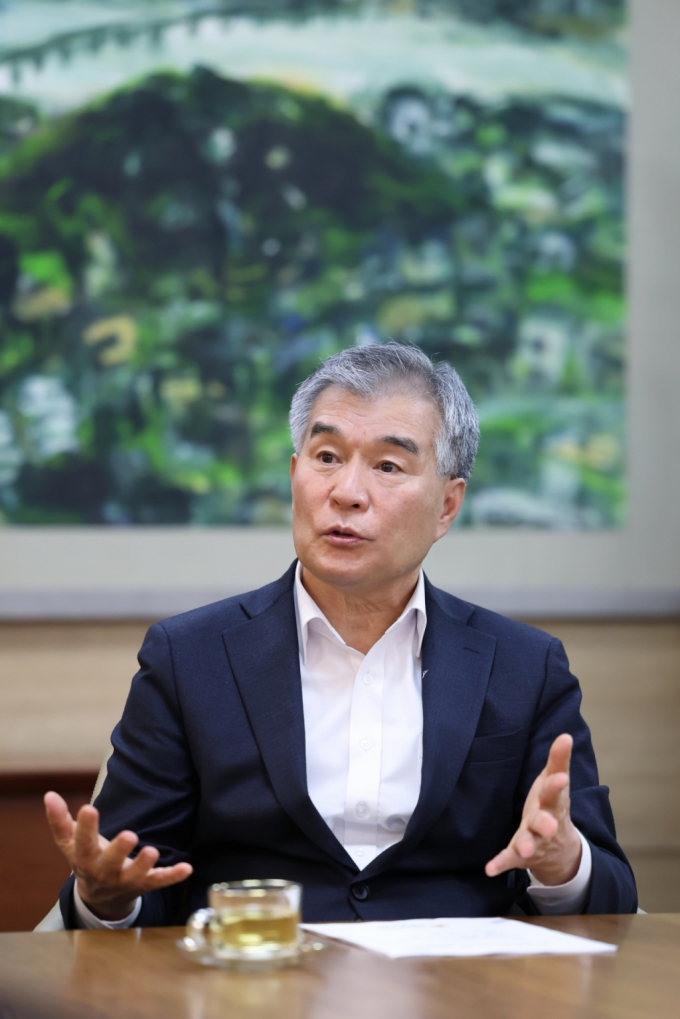 지난 13일 서울시의회 집무실에서 김현기 의장이 인터뷰를 하고 있다 /사진제공=서울시의회