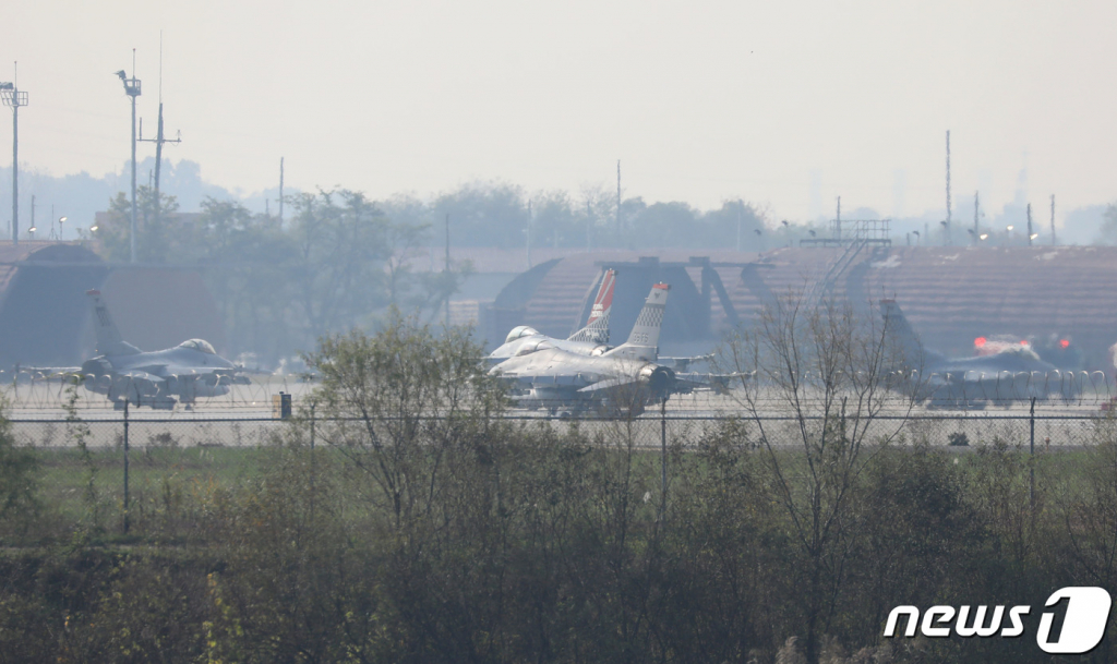 (평택=뉴스1) 김영운 기자 = 한미 양국의 공중 전력 130여대가 참가하는 대규모 연합 공중훈련인 '비질런트 디펜스' 훈련이 시작한 30일 오전 경기 평택시 주한미군 오산공군기지에서 F-16 전투기가 착륙해 있다. 2023.10.30/뉴스1  Copyright © 뉴스1. All rights reserved. 무단 전재 및 재배포,  AI학습 이용 금지.