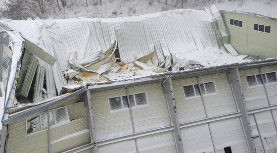 경북 경주 양남면의 마우나오션리조트 강당 건물 지붕이 붕괴된 모습. /사진=뉴스1