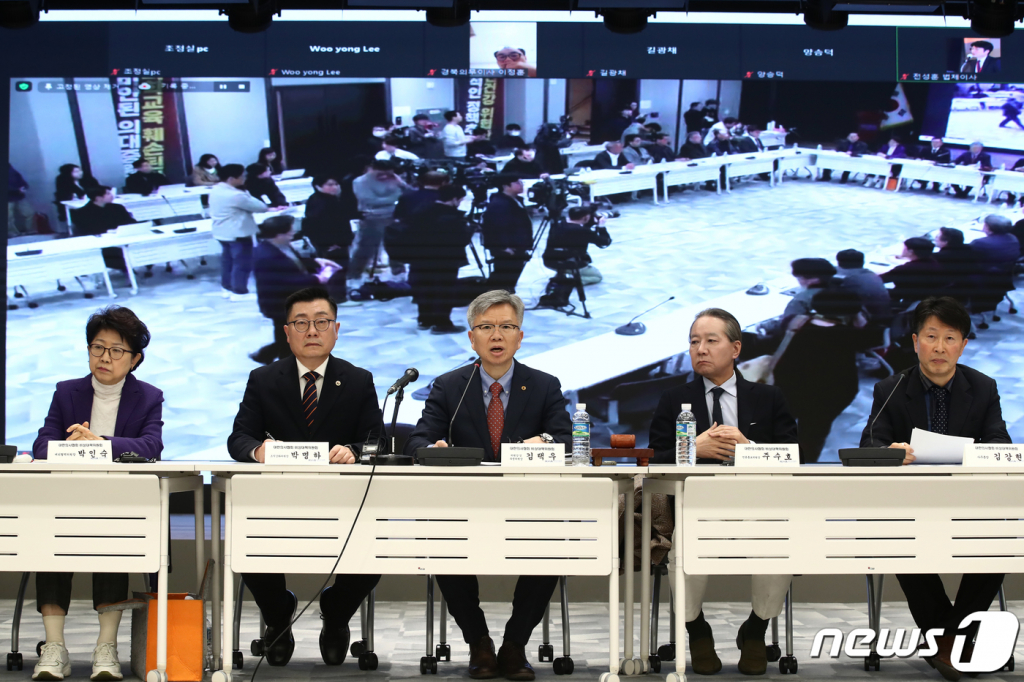 (서울=뉴스1) 이광호 기자 = 김택우 의협 비상대책위원장 겸 투쟁위원장이 17일 오후 서울 용산구 대한의사협회에서 열린 의대정원 증원 저지 비상대책위원회의에서 모두발언을 하고 있다. 2024.2.17/뉴스1  Copyright © 뉴스1. All rights reserved. 무단 전재 및 재배포,  AI학습 이용 금지.