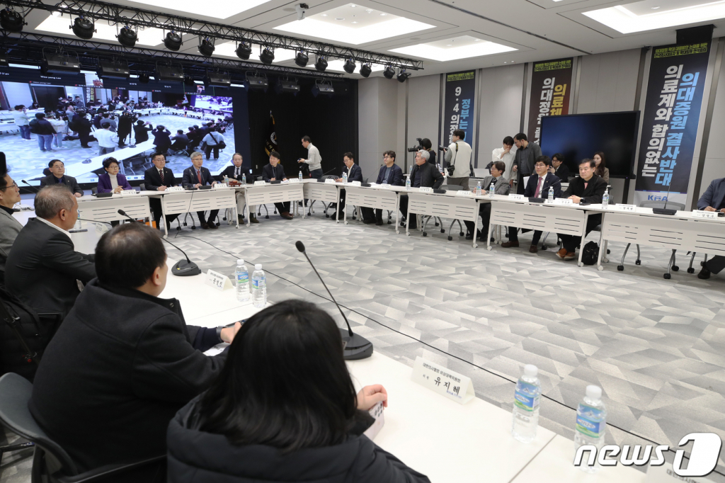 (서울=뉴스1) 이광호 기자 = 김택우 의협 비상대책위원장 겸 투쟁위원장이 17일 오후 서울 용산구 대한의사협회에서 열린 의대정원 증원 저지 비상대책위원회의에서 모두발언을 하고 있다. 2024.2.17/뉴스1  Copyright © 뉴스1. All rights reserved. 무단 전재 및 재배포,  AI학습 이용 금지.