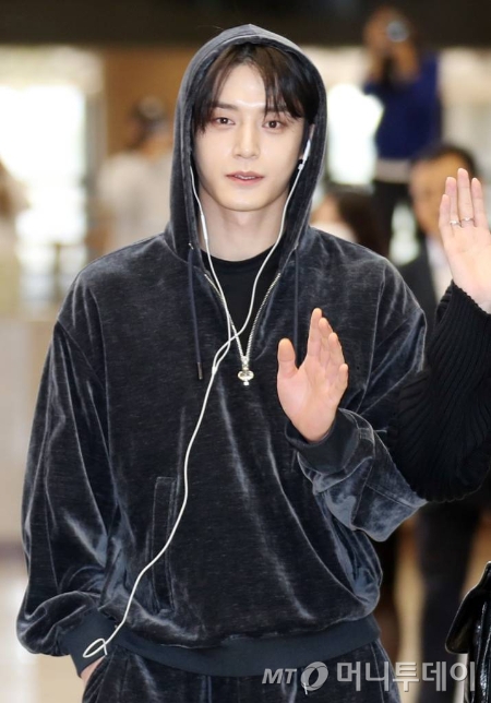 그룹 ZEROBASEONE(제로베이스원) 김지웅이 일본 일정을 위해 2일 오전 서울 강서구 김포국제공항을 통해 출국하고 있다. 2023.10.02 /사진=임성균