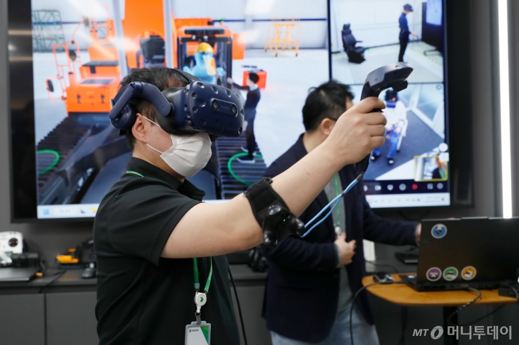 VR 검증 협업 플랫폼 체험/사진제공=HD현대사이트솔루션