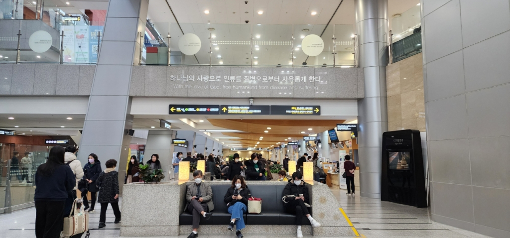 19일 세브란스병원 본관 로비엔 환자와 보호자들의 발걸음이 분주했다. 로비엔 '하나님의 사랑으로 인류를 질병으로부터 자유롭게 한다'는 문구가 적혀 있다. 이 병원 전공의 전원은 이날 사직서를 내고 20일부터 모든 업무에서 손을 뗄 예정이다. /사진=정심교 기자