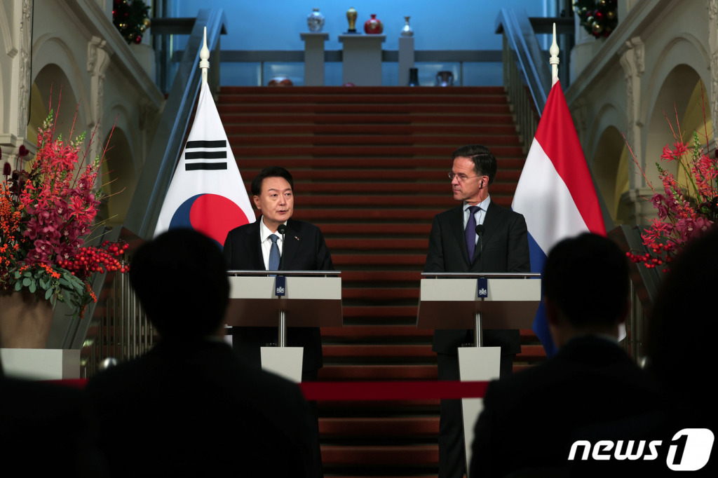 (서울=뉴스1) 안은나 기자 = 네덜란드 국빈 방문 중인 윤석열 대통령이 13일(현지시간) 헤이그 총리실에서 마르크 뤼터(Mark Rutte) 총리와 공동 기자회견을 하고 있다. (대통령실 제공) 2023.12.14/뉴스1 Copyright © 뉴스1. All rights reserved. 무단 전재 및 재배포, AI학습 이용 금지.