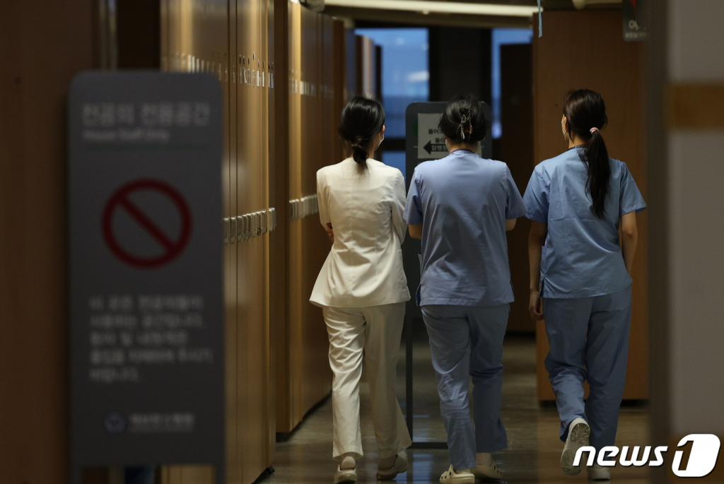 (서울=뉴스1) 장수영 기자 = 19일 오전 서울 서대문구 연세 세브란스 병원 내 전공의 전용공간으로 의료진이 들어가고 있다.   서울대·세브란스·삼성서울·서울아산·서울성모병원 전공의 전원이 사직서를 제출하고 20일 오전 6시 이후 근무를 중단하기로 한 가운데 세브란스병원 소아청소년과 등 일부 과목 전공의들은 이날 사직서 제출과 함께 근무를 중단하기로 결정했다. 2024.2.19/뉴스1  Copyright © 뉴스1. All rights reserved. 무단 전재 및 재배포,  AI학습 이용 금지.