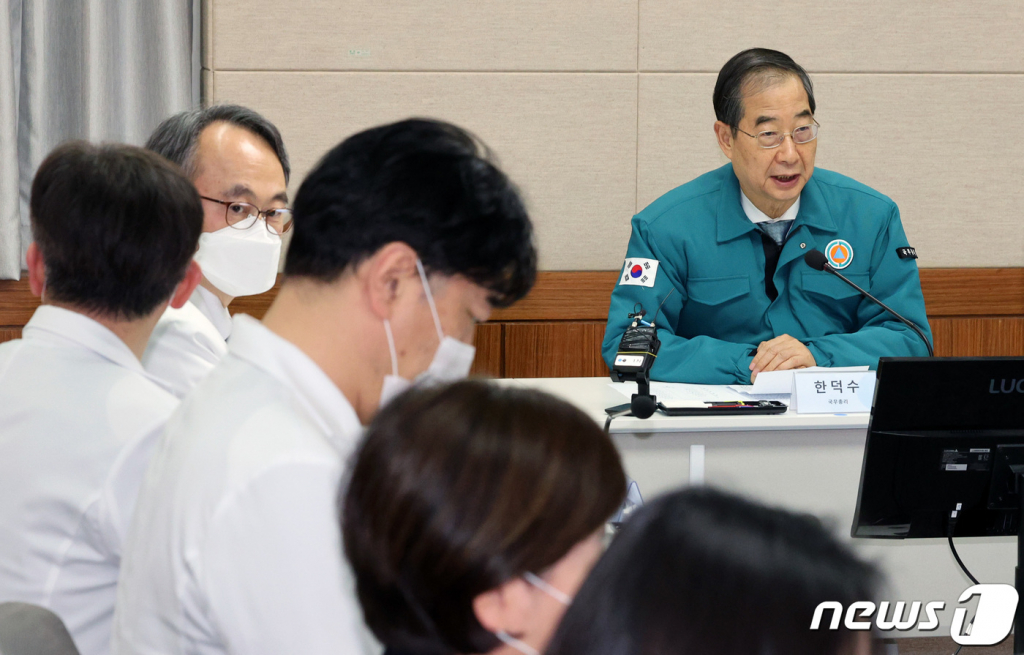 (서울=뉴스1) 장수영 기자 = 정부의 의과대학 정원 확대에 반발해 전국 종합병원 수련의들이 사직서를 제출하고 있는 19일 오후 한덕수 국무총리가 서울 중구 국립중앙의료원을 방문해 의료 현장의 대응을 점검하고 있다. 2024.2.19./뉴스1  Copyright © 뉴스1. All rights reserved. 무단 전재 및 재배포,  AI학습 이용 금지.