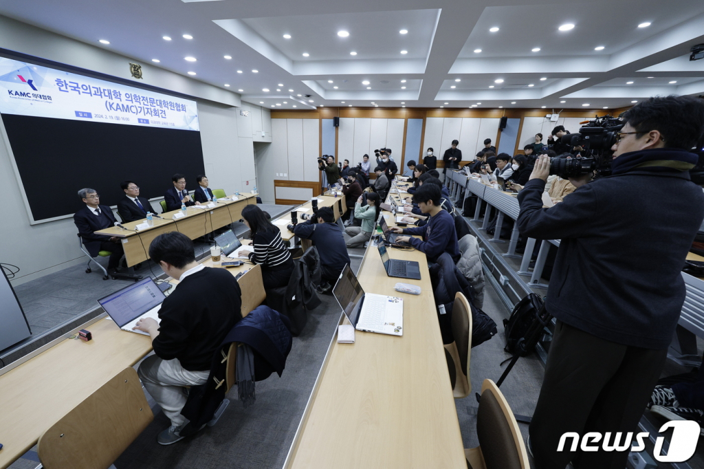 (서울=뉴스1) 안은나 기자 = 정연준 가톨릭의대학장(왼쪽부터), 김정은 서울의대학장, 신찬수 한국의과대학·의학전문대학원협회(KAMC) 이사장, 이은직 연세의대학장이 19일 오후 서울 종로구 서울대학교 의과대학 교육관에서 의대 입학정원 증원에 대한 전국 40개 의과대학·의학전문대학원장 성명서를 발표하고 있다.   이들은 대학 수요조사시 과추계에 대해 유감을 표하며 의대 입학정원 연 2,000명 증원을 재조정할 것을 촉구했다. 2024.2.19/뉴스1  Copyright © 뉴스1. All rights reserved. 무단 전재 및 재배포,  AI학습 이용 금지.