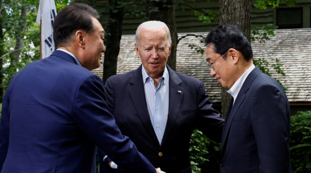윤석열 대통령과 조 바이든 미국 대통령, 기시다 후미오 일본 총리가 지난해 8월 미국 워싱턴DC 인근 대통령 별장인 캠프 데이비드에서 열린 한미일 정상회의에 앞서 인사를 나누고 있다. / 로이터=뉴스1