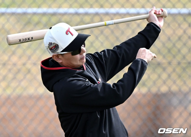 미국  LG 스프링캠프에서 펑고를 치고 있는 염경엽 감독.