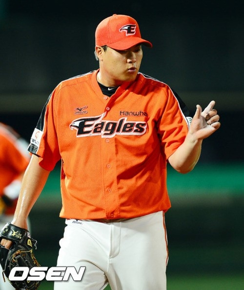 토론토에서 선발 등판해 이닝 교대 때 불펜으로 향하는 류현진. /AFPBBNews=뉴스1