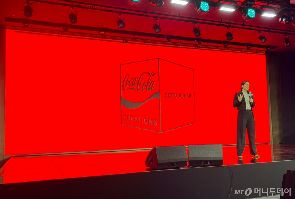 오아나 블라드 코카콜라 글로벌 전략 시니어 디렉터는 20일 오후 코카콜라 간담회에 참석해 “이번 제품은 코카콜라가 공개하는 ‘미스테리한 맛’”이라며 “K-POP의 영향력이 전세계적으로 이어지고 있는데 코카콜라가 이러한 한국의 맛과 향, 역동력 등을 음료에 담을 수 있다”고 밝혔다./사진=유예림 기자