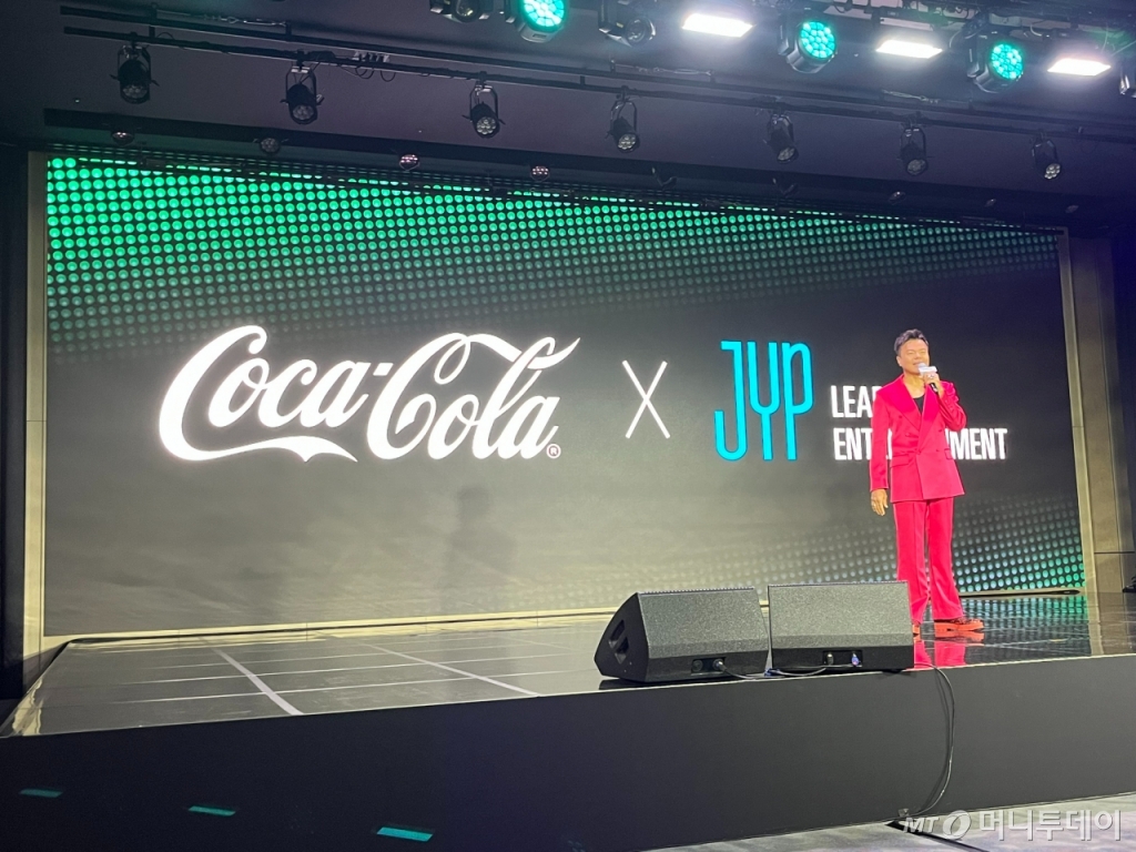 코카콜라의 한정판 신제품 ‘코카콜라 제로 한류(K-Wave)’ 협업에 참여한 박진영 JYP엔터테인먼트 프로듀서가 20일 오후 코카콜라 간담회에서 소감을 밝히고 있다./사진=유예림 기자 
