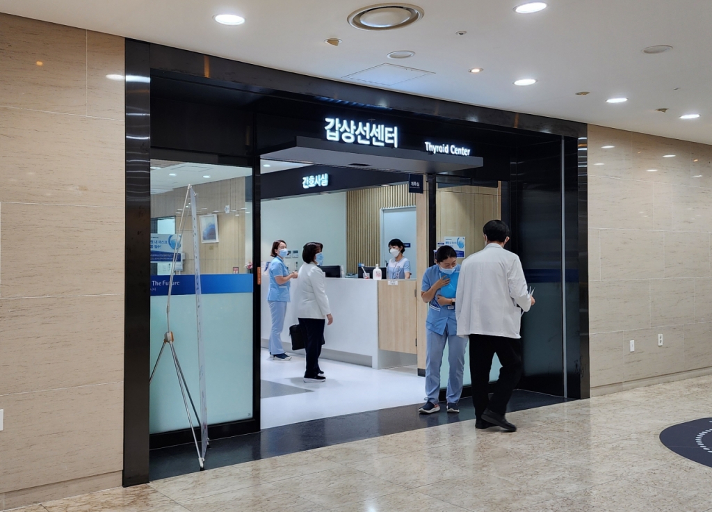 20일 오후 서울대병원 갑상선센터 내 의사와 간호사들이 대화를 나누고 있다. /사진=정심교 기자