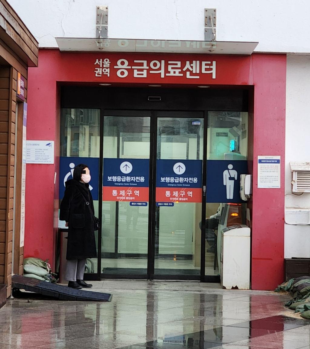 20일 오후 서울대병원 내 서울권역 응급의료센터 앞에서 보호자가 환자를 들여보낸 후 초조하게 기다리고 있다. /사진=정심교 기자