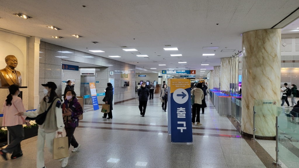 20일 오전 서울 송파구 서울아산병원 로비를 환자와 보호자들이 지나가고 있다./사진=박정렬 기자