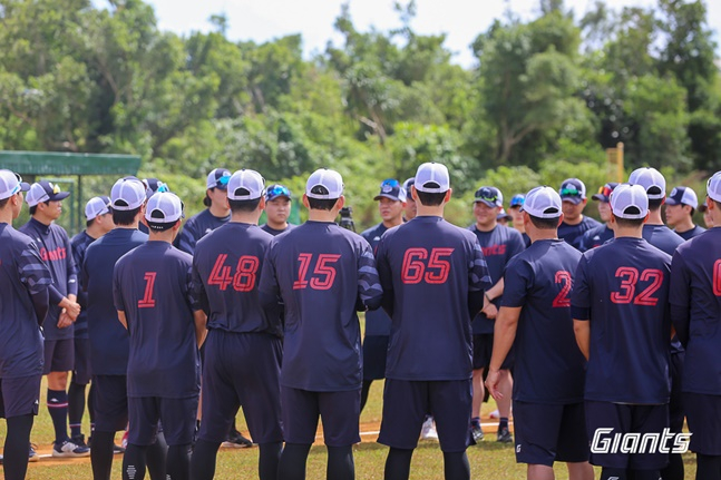 전체 미팅을 하고 있는 롯데 자이언츠 선수단. /사진=롯데 자이언츠 제공
