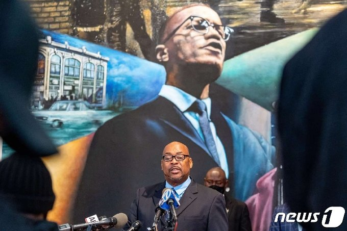 지난 2021년 NYPD 경찰이었던 레이먼드 우드의 조카 레지 우드는 말콤 엑스가 사망한 오듀본 볼룸에서 기자회견을 열고 레이먼드 우드의 편지를 공개했다./사진=뉴스1