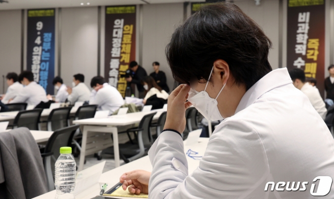 대한전공의협의회 박단 회장과 각 병원 전공의 대표 및 대의원들이 20일 낮 서울 용산구 대한의사협회 대강당에서 2024년도 긴급 임시대의원총회를 하고 있다./사진=뉴스1