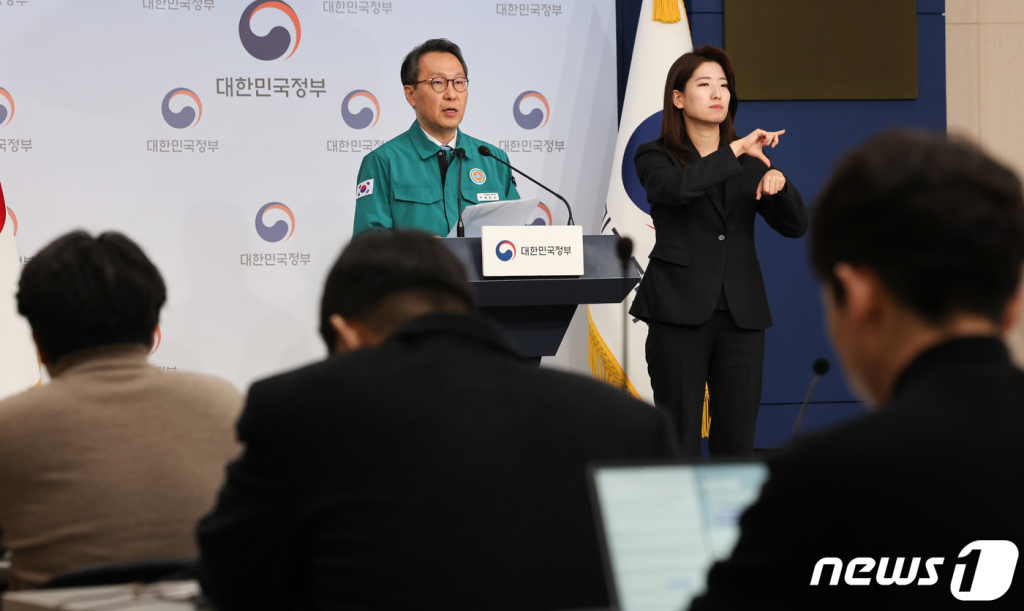 박민수 중앙사고수습본부 부본부장(보건복지부 제2차관)이 지난 15일 서울 종로구 정부서울청사 별관에서 의사 집단행동 중앙사고수습본부 정례 브리핑을 하는 모습. /사진=뉴스1