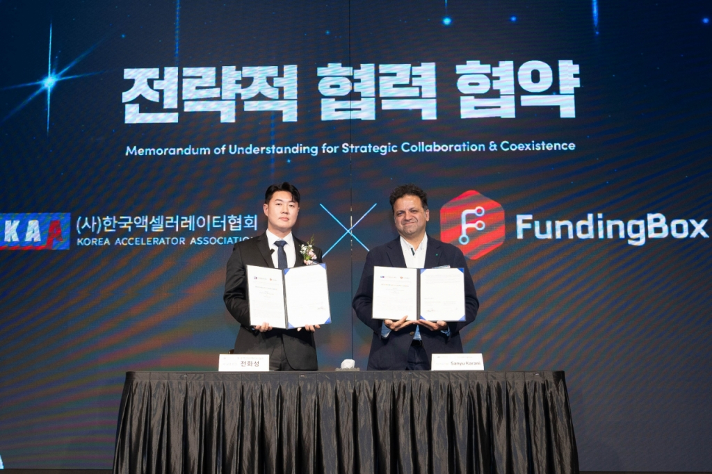 전화성 한국액셀러레이터협회 회장(왼쪽)이 유럽 펀딩박스 측과 전략적 협력을 체결했다./사진=한국액셀러레이터협회  
