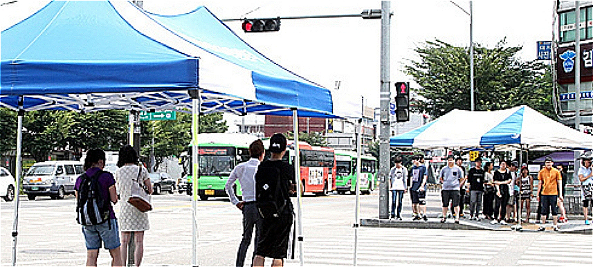 2013년 동작구가 설치한 횡단보도 그늘막. 천막 형태로 만들었다. 시간으로 따지면 동작구가 먼저이지만, 디자인과 안전성 등을 모두 고려해 전국으로 확산시킨 아이디어 표준을 만든 건 2015년 6월 서초구가 최초다./사진=뉴시스